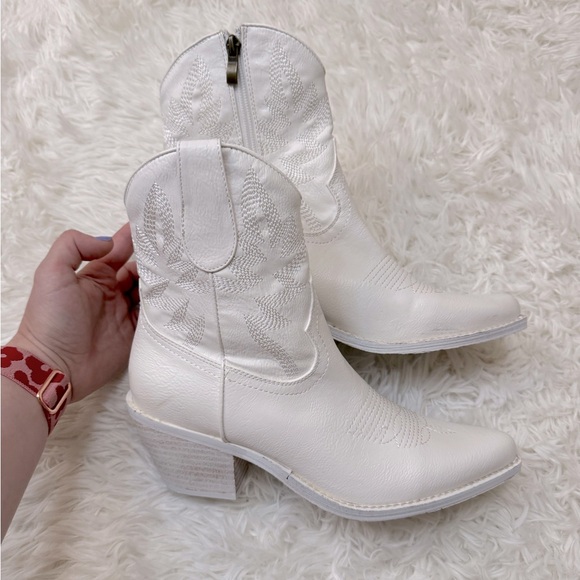 BEAST FASHION Shoes - Beast Fashion Adela Western Ankle Boot White Cowgirl Boots White Cowboy Boots